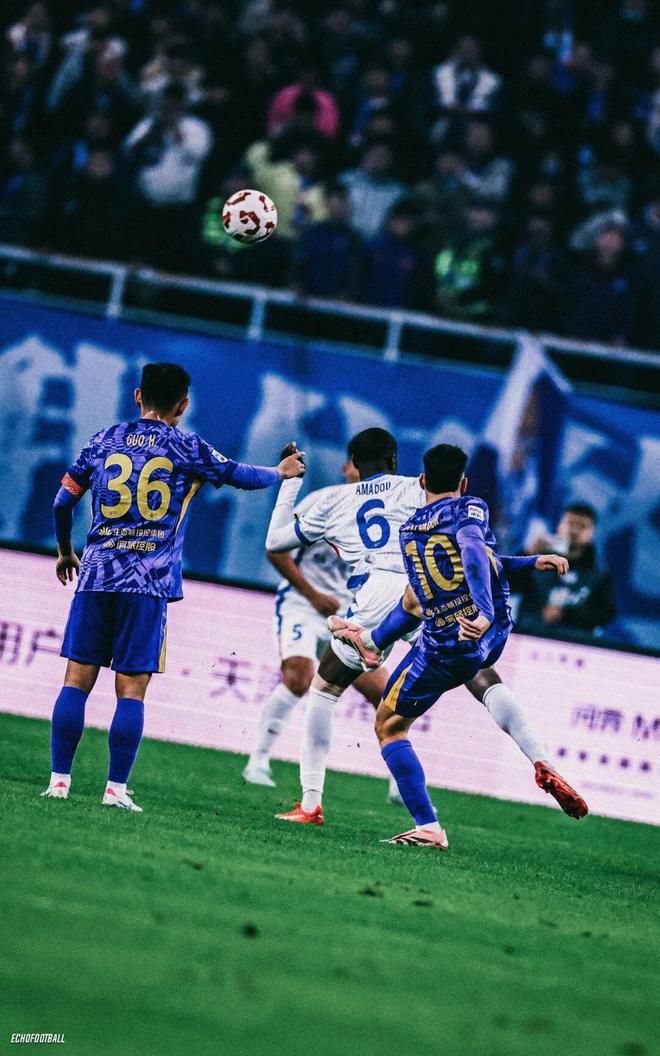 爱游戏-激烈交锋劲爆四射！足球场上战火升腾的简单介绍  第2张